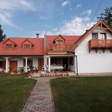 Апартаменти Tamas Batya Kunyhoja Балатонмаріафюрде Екстер'єр фото
